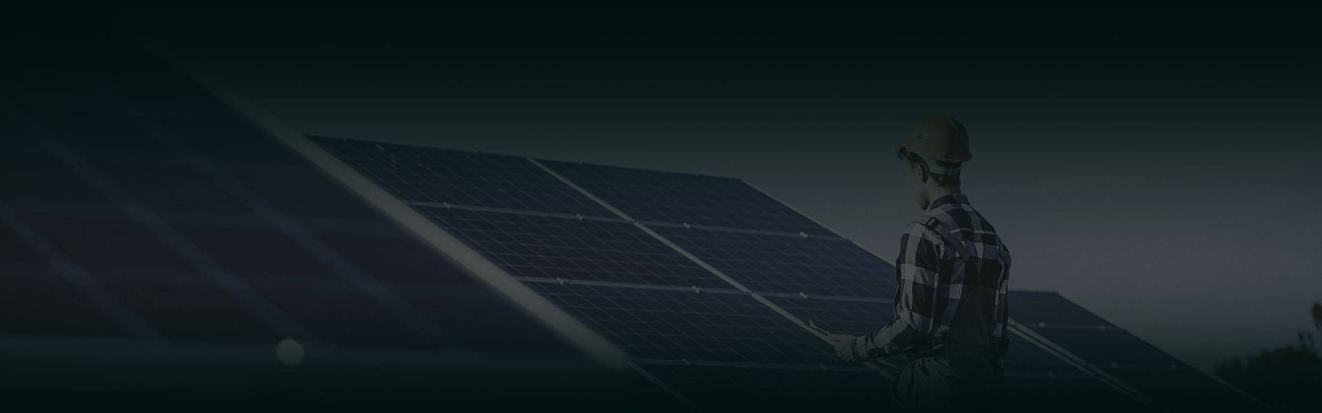 hombre checando instalacion de paneles solares