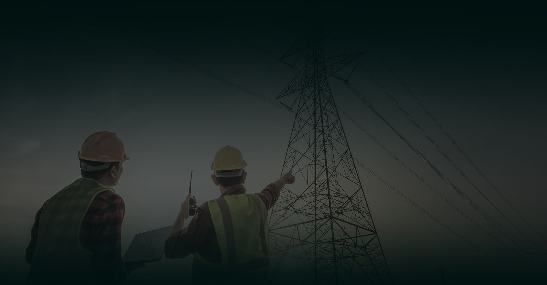 dos ingenieros checando una instalacion electrica